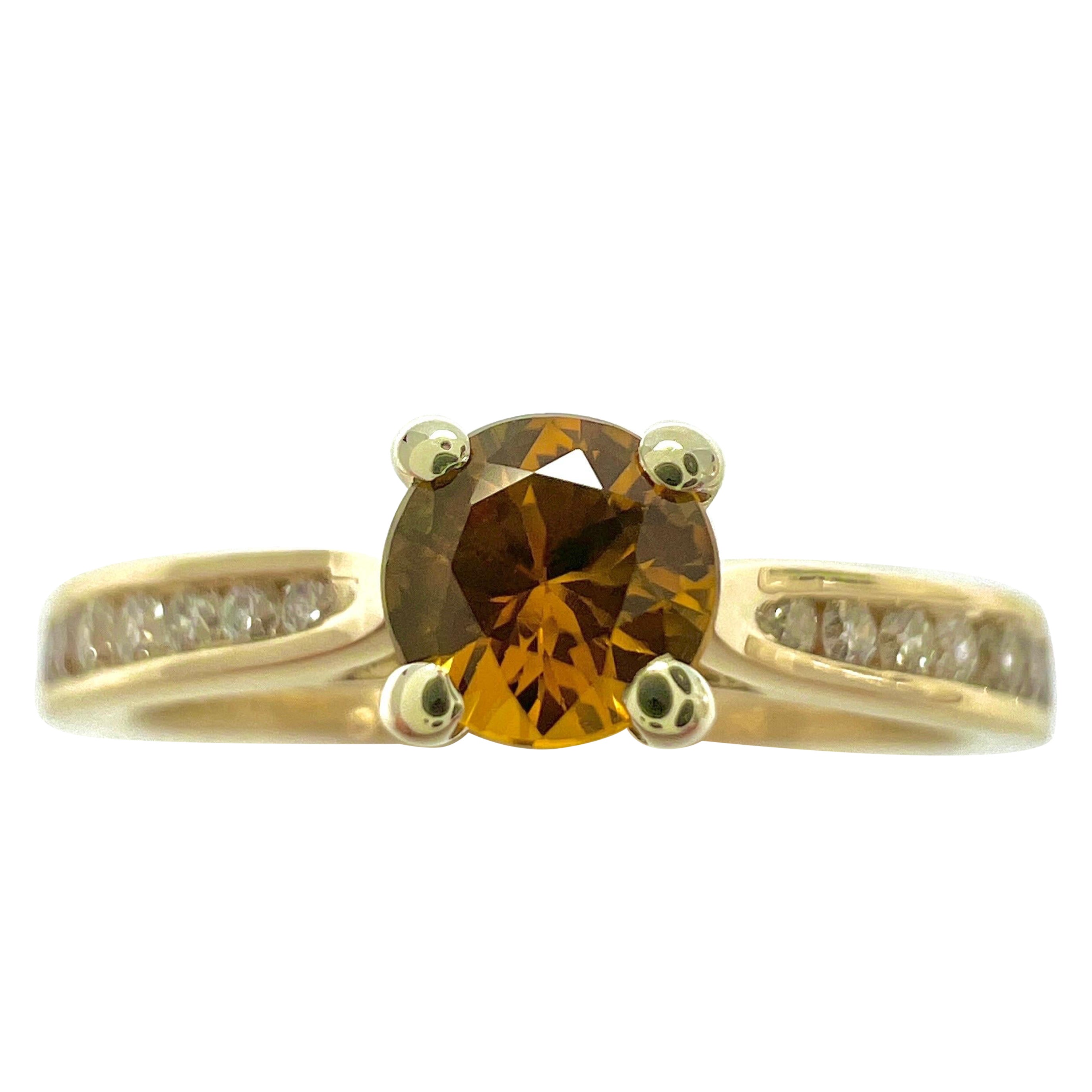 Bague en or blanc et jaune avec saphir orange naturel de taille ronde et diamant en vente