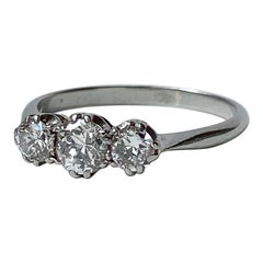 Art Deco Double Claw 0,82ct Natural Diamond Trilogy Ring