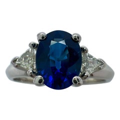 Bague à trois pierres en or blanc 18 carats, saphir bleu royal et diamant taille ovale