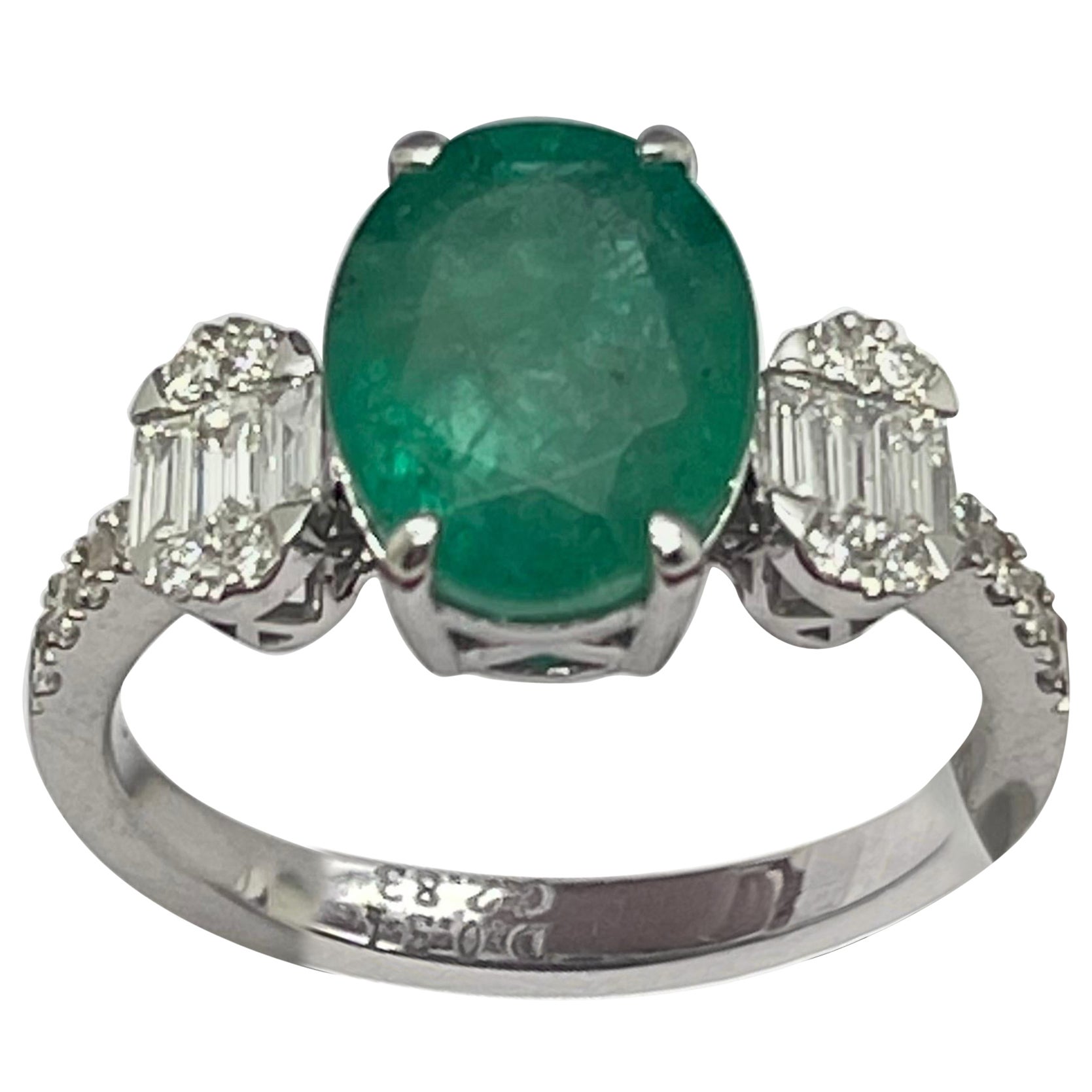 Stunning Emerald & Diamond ring In 18k White Gold For Sale