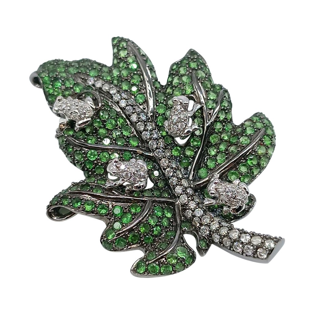 Leaf Brooch with Frogs in White Gold, Diamonds and Tsavorites