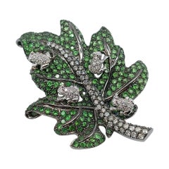 Broche feuille avec grenouilles en or blanc, diamants et tsavorites