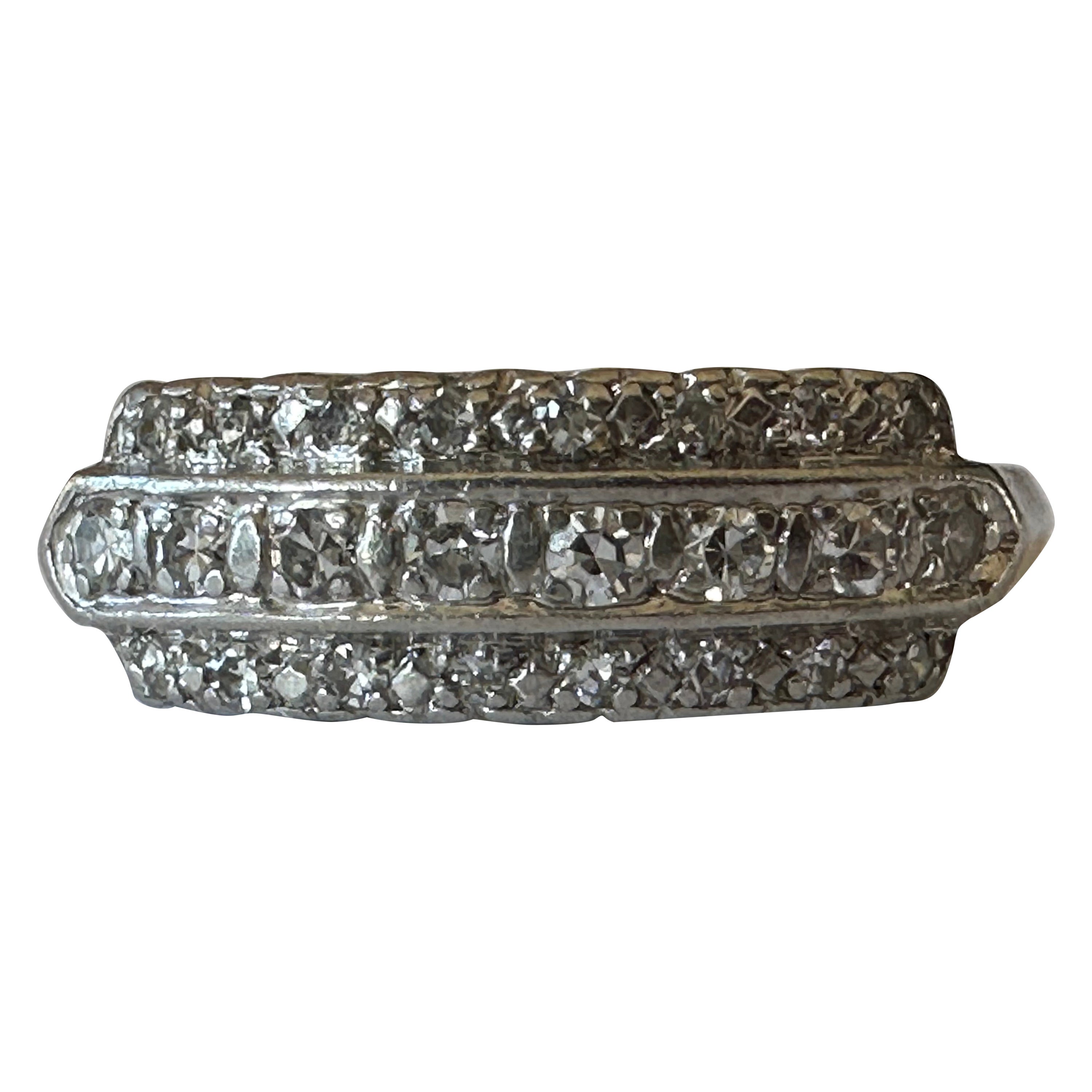 Art Deco Dreireihiger Ring aus Platin mit Diamanten und Platin  im Angebot
