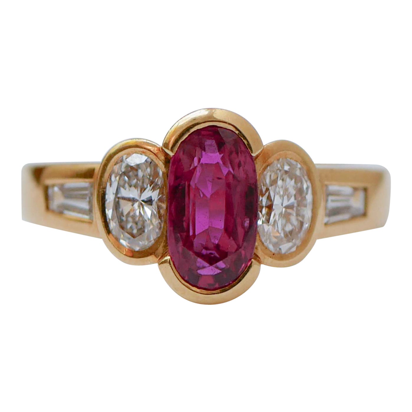 Rubin, Diamanten, 18 Karat Gelbgold Ring.