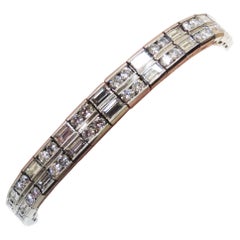 Superbe bracelet souple en platine avec diamants baguettes et ronds