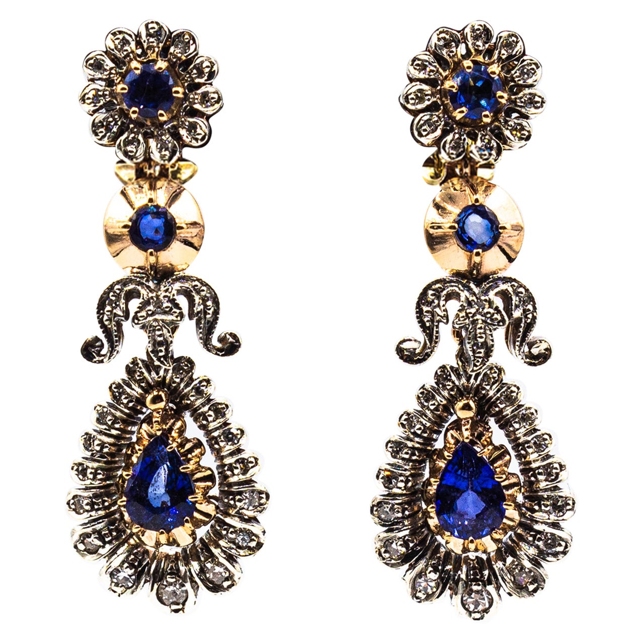 Boucles d'oreilles pendantes de style Art déco en or jaune avec diamants blancs, saphirs bleus et saphirs bleus