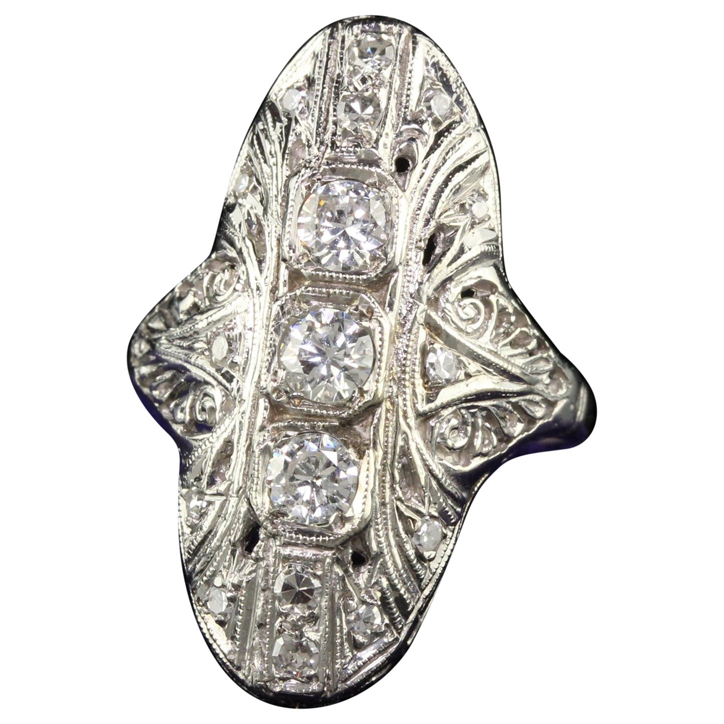 Antiguo Anillo Art Decó de Oro Blanco de 14 K con Filigrana de Diamantes en Corte Antiguo