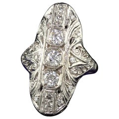 Anello scudo in filigrana con diamanti taglio antico in oro bianco 14K Art Deco