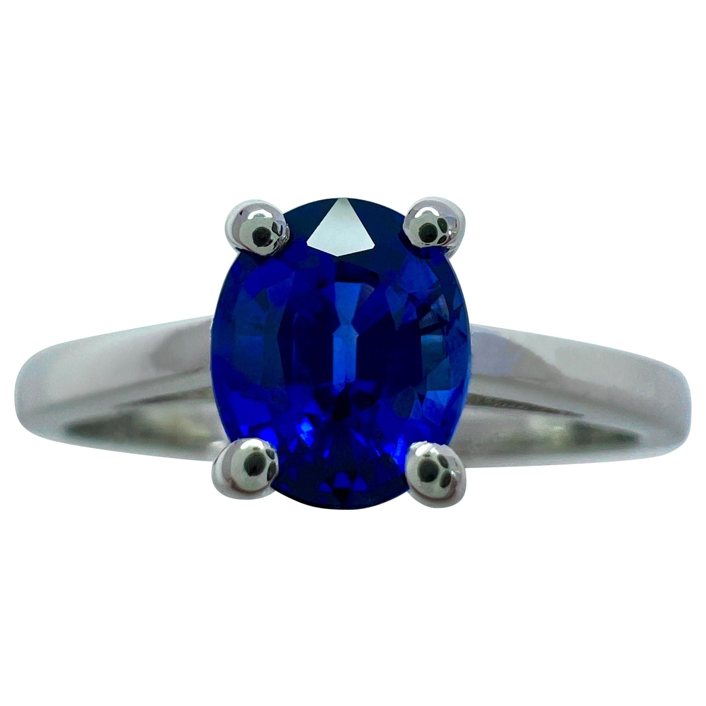 GIA Fine Vivid Cornflower Blue Ceylon Sapphire Oval Cut Platinum Solitaire Ring en vente