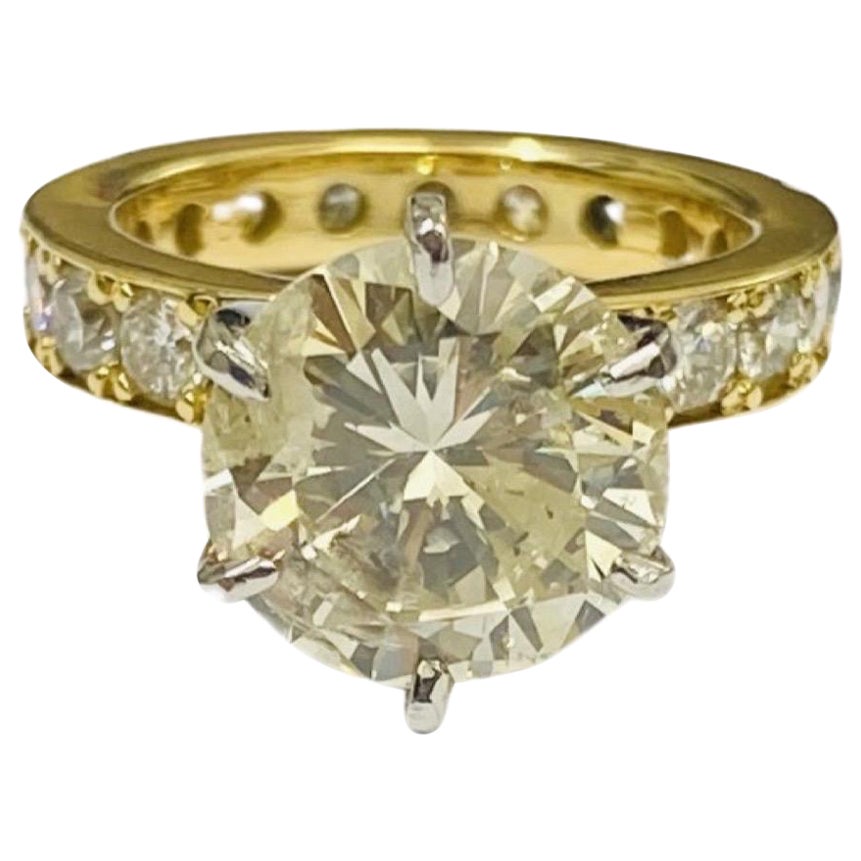 Modern 5.25 Carat Center Round Diamond Engagement Ring 18k Gold For Sale