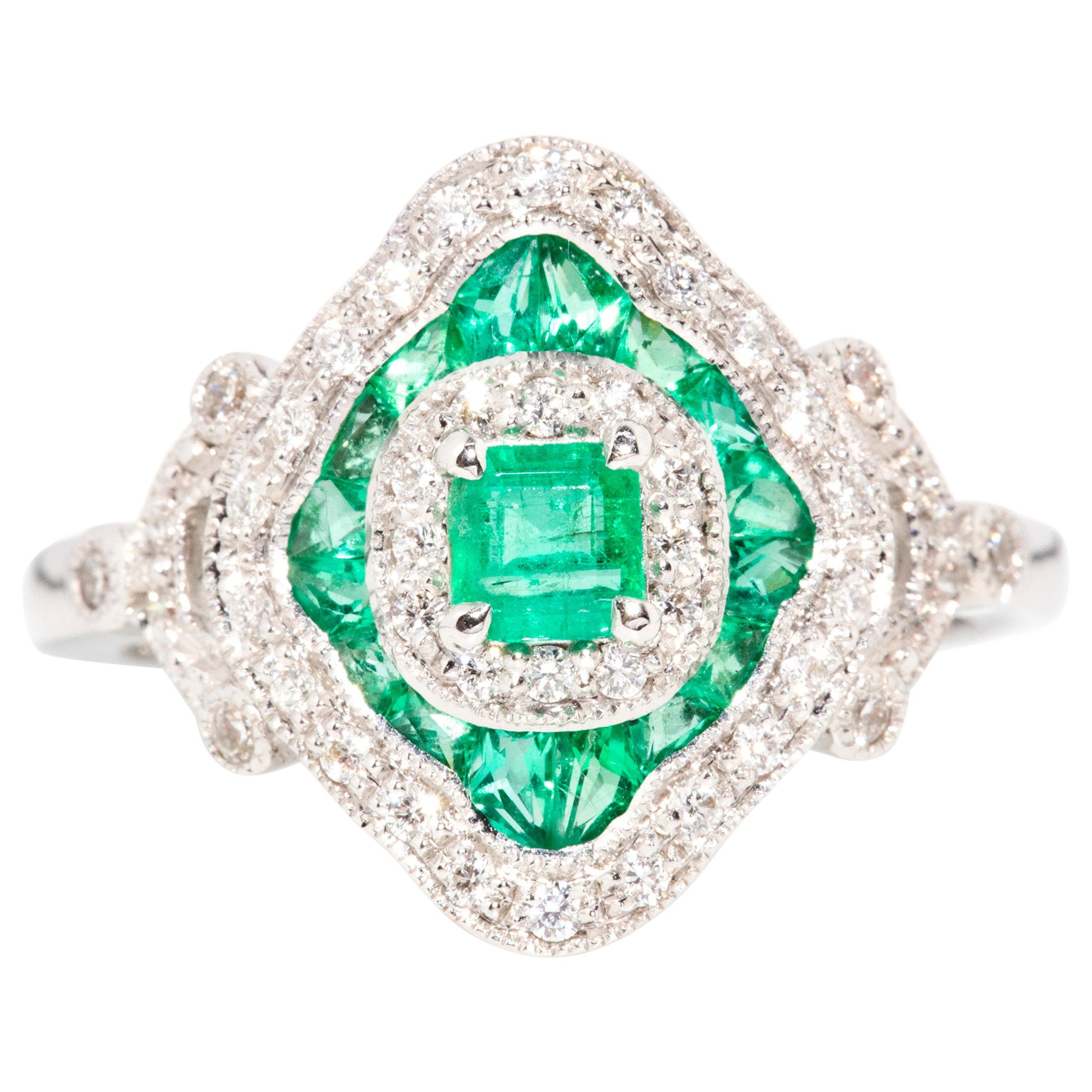 Contemporary Emerald & Diamond Art Deco-Inspired 18 Carat White Gold Ring For Sale