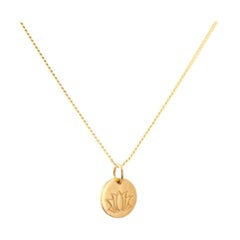 Collier pendentif amulette Lotus en or 18K par Elizabeth Raine