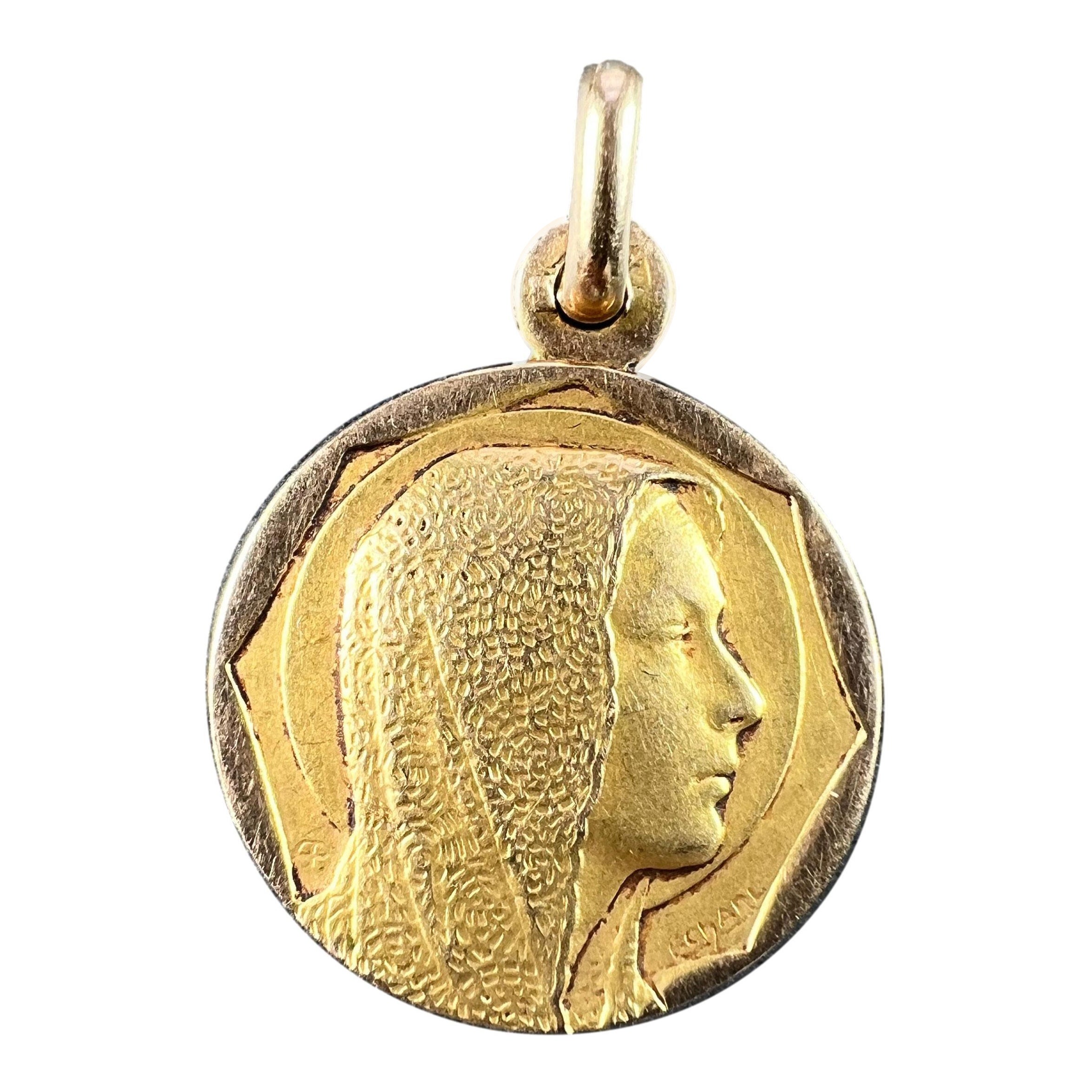 Pendentif en or jaune 18K avec breloque Vierge Marie religieuse française en vente