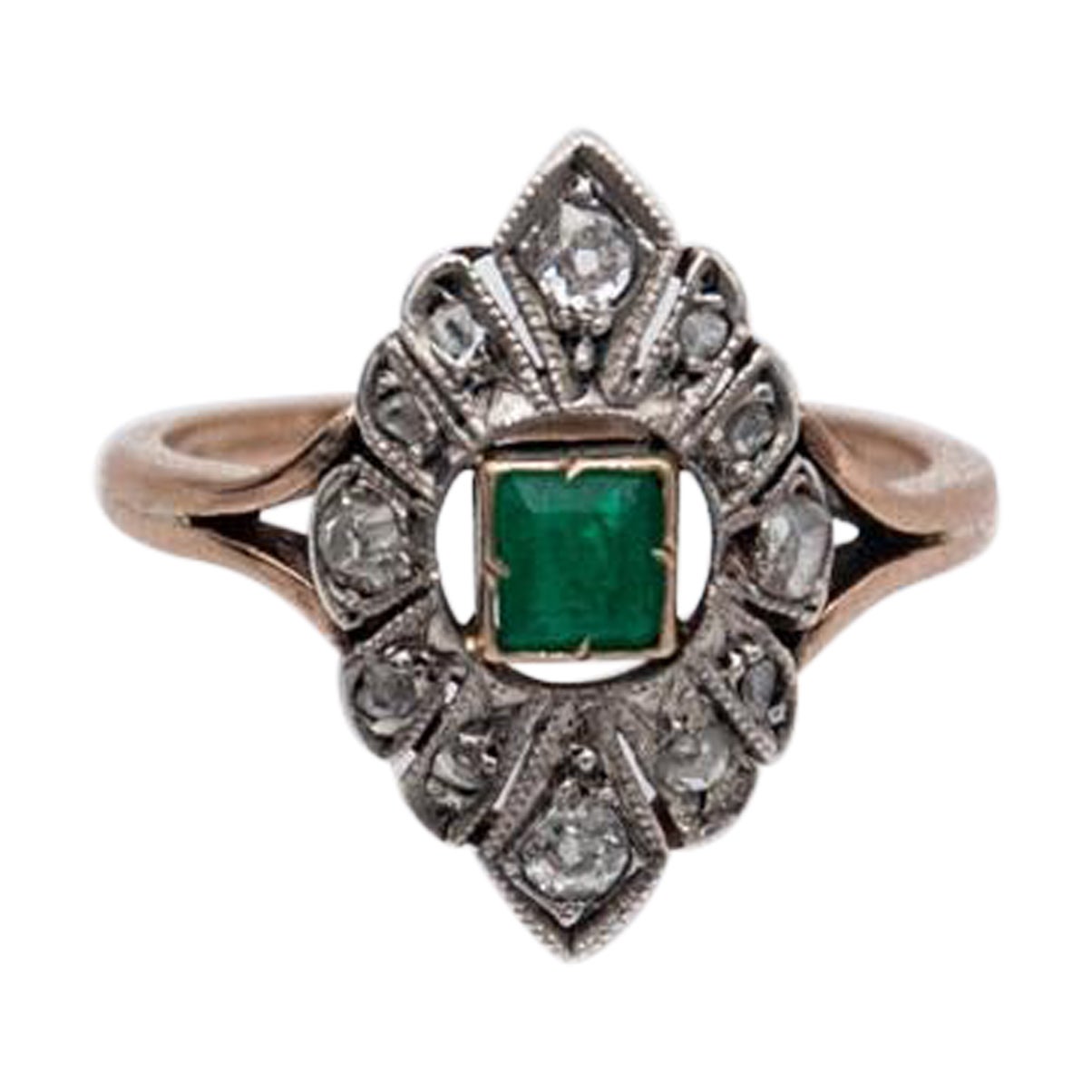 Art Deco ring with diamonds and emerald, 1920s-30s. 20th century. For Sale