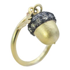 Bague à breloques en forme de gland et de feuille de chêne sur anneau en or