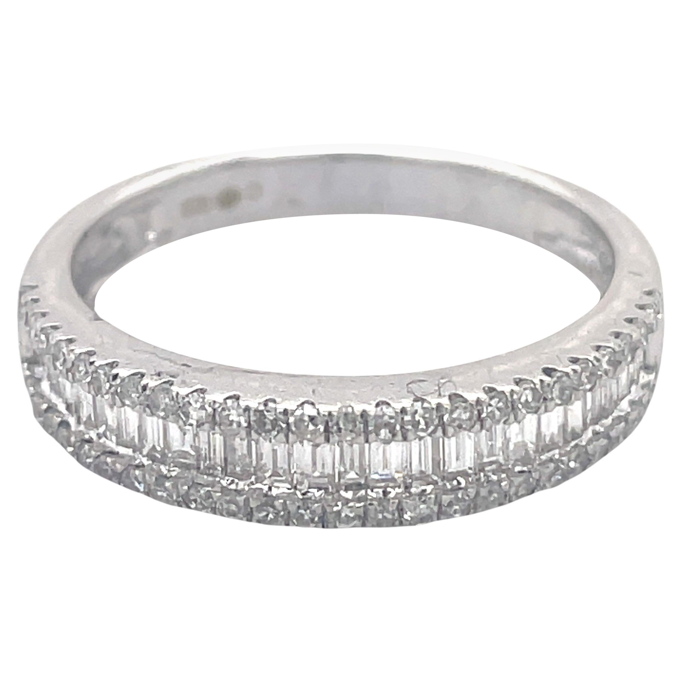 Bracelet demi-interneté en or blanc 10 carats et diamants baguettes de 0,84 carat en vente