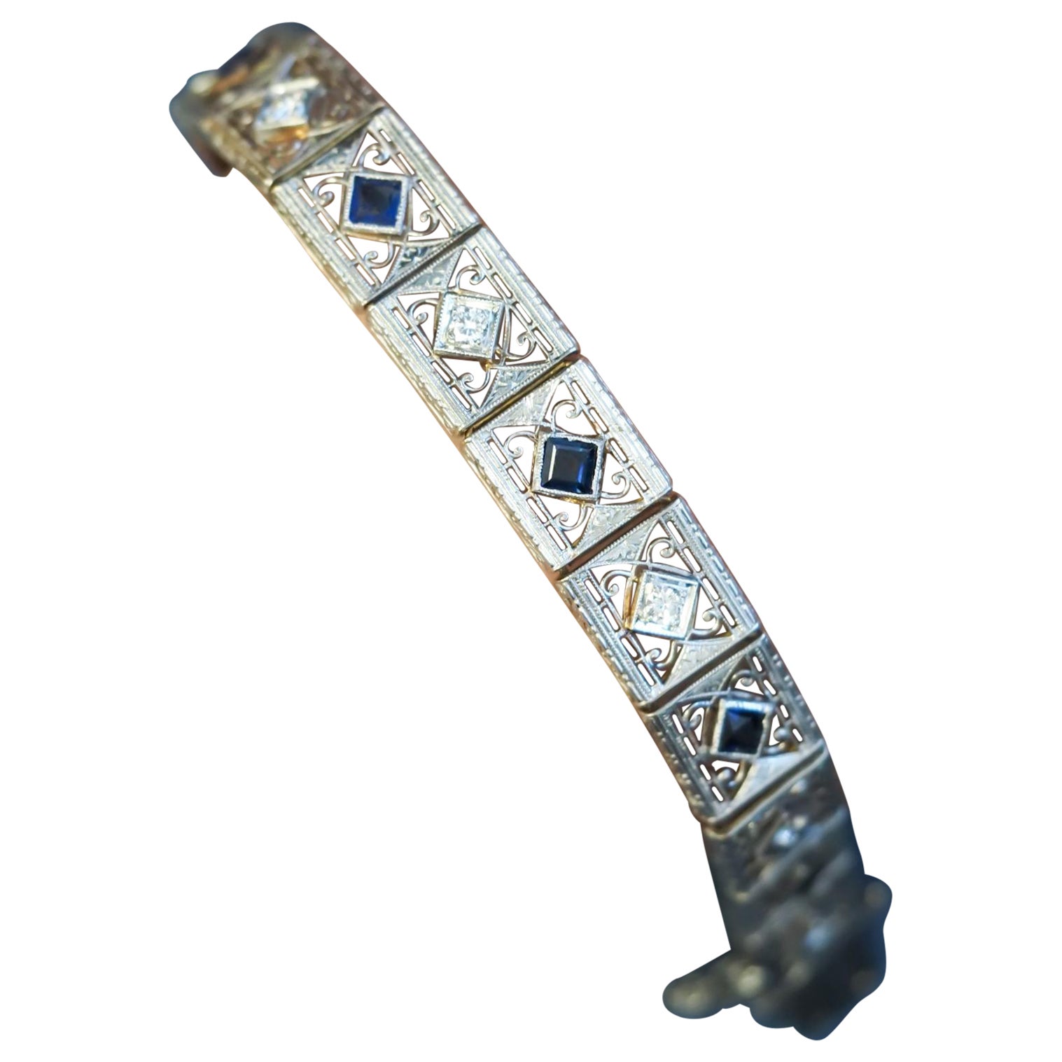 Verziertes Armband aus 14 Karat Gelbgold und Platin mit Diamanten und Saphiren  im Angebot