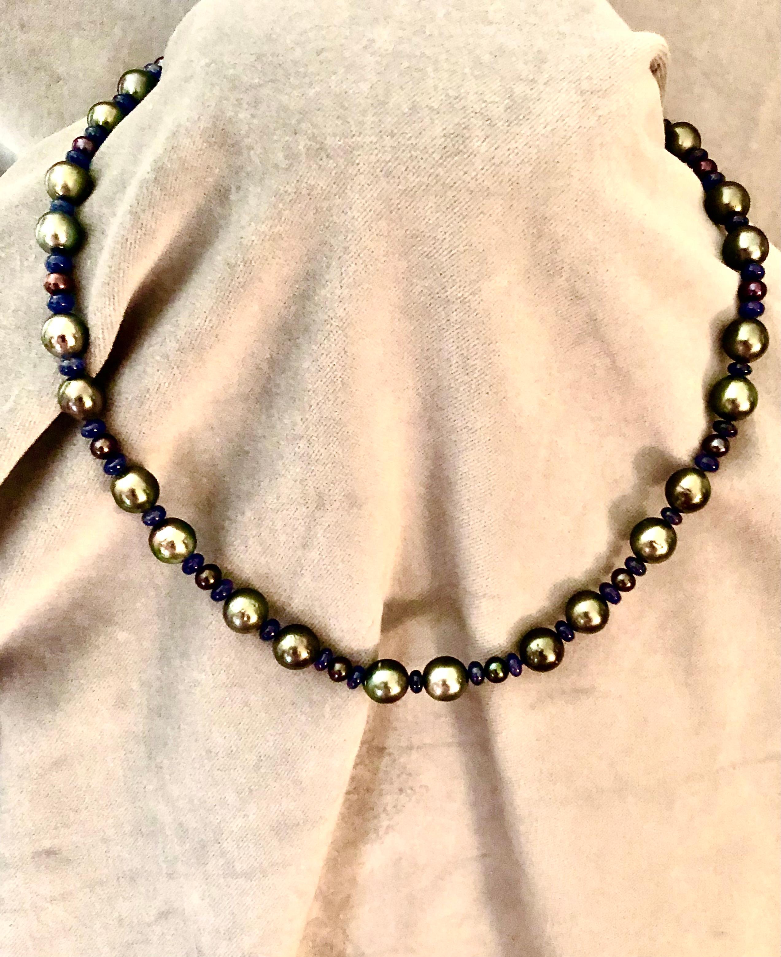 Tahitian grey pearls and sapphire necklace For Sale