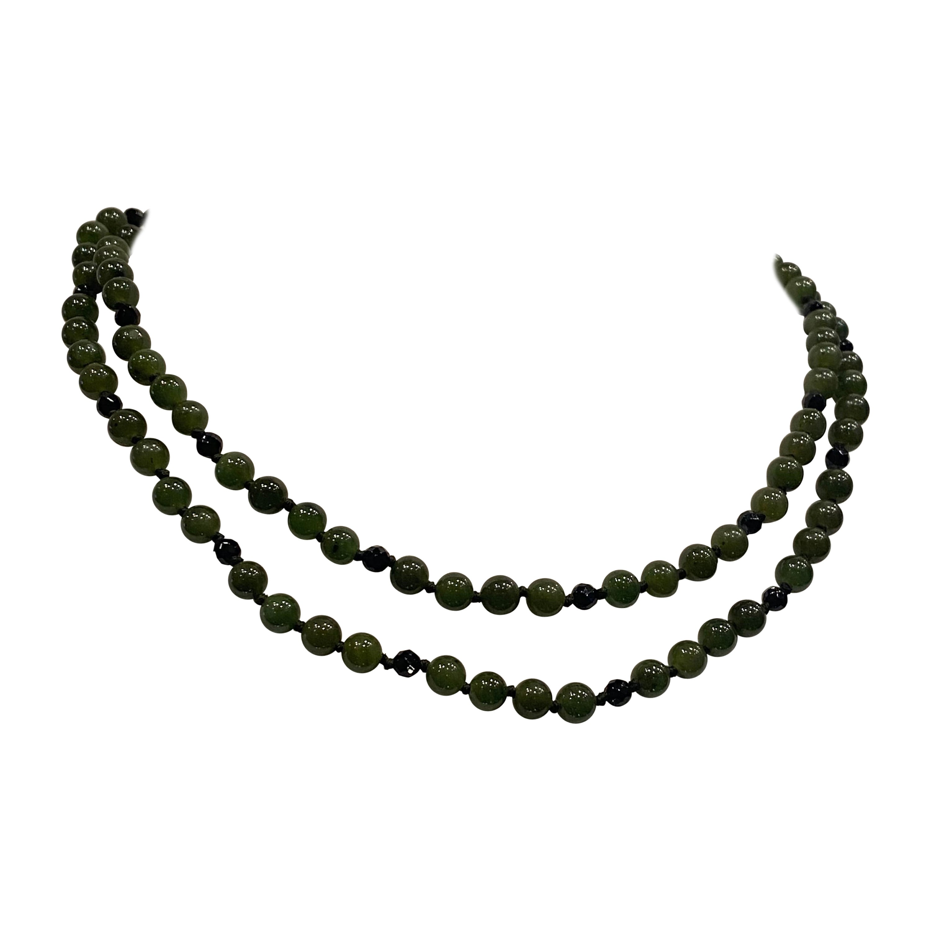 Collier à double rang de perles de jade vert intense et profond, onyx et or, années 1960 en vente