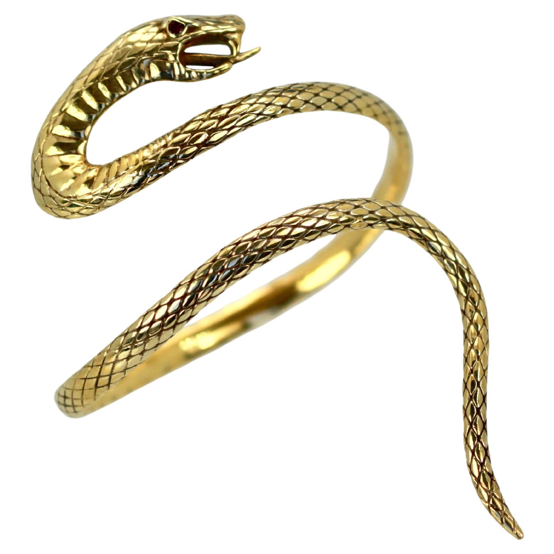 Bracelet en or jaune 14k serpent gravé Attrib. Stephen Webster en vente