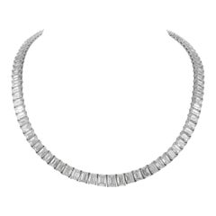 Alexander Collier tennis en or blanc 18 carats avec diamants taille émeraude 55,79 carats certifiés GIA