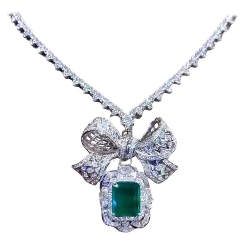 Émeraude de Zambie certifiée AIG de 7.55 carats   Collier pendentif en or 18K avec diamants 