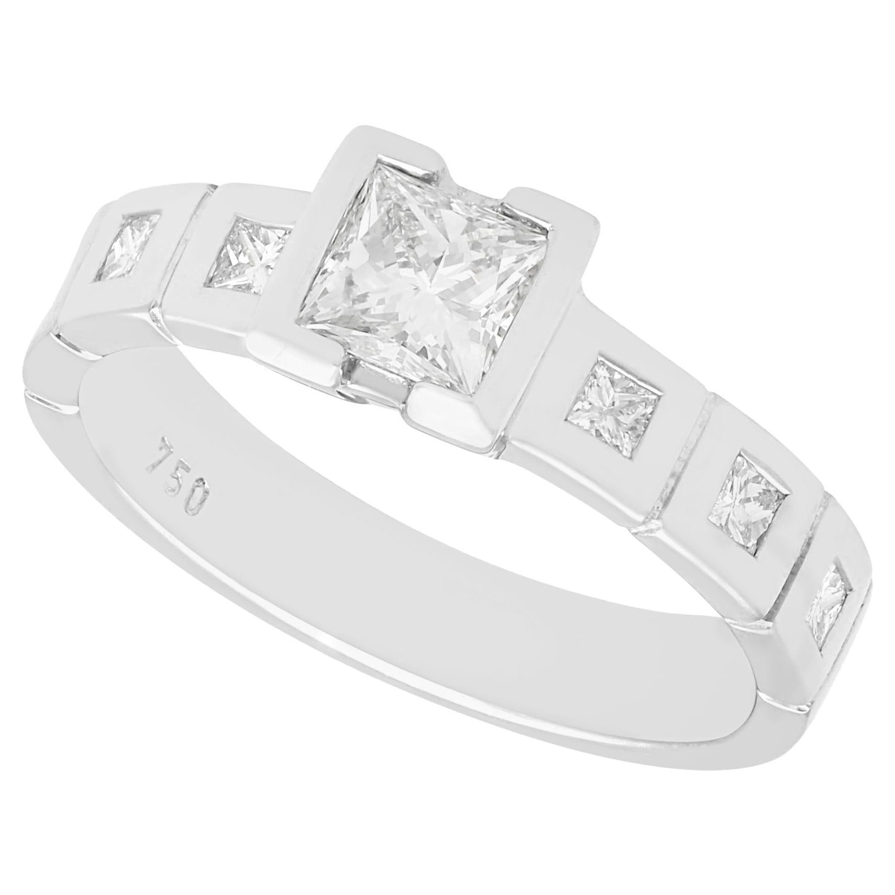 Anillo de compromiso solitario contemporáneo de diamantes de 0,78 quilates y oro blanco de 18k en venta