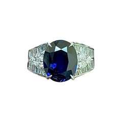 Bague de fiançailles en platine avec diamant baguette et saphir bleu ovale de 4,51 carats 