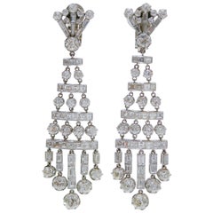 20.50 Carats Diamants taille ancienne Diamants baguettes, Platine Boucles d'oreilles chandelier.