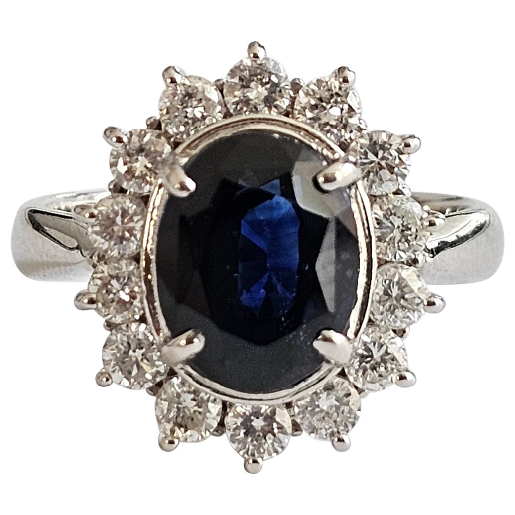 Made in Japan- Ceylon Blue Sapphire Ring with Platinum 900 and White VS Diamonds For Sale