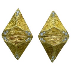 Boucles d'oreilles européennes des années 1970 en or 18k et diamants gravés à la main