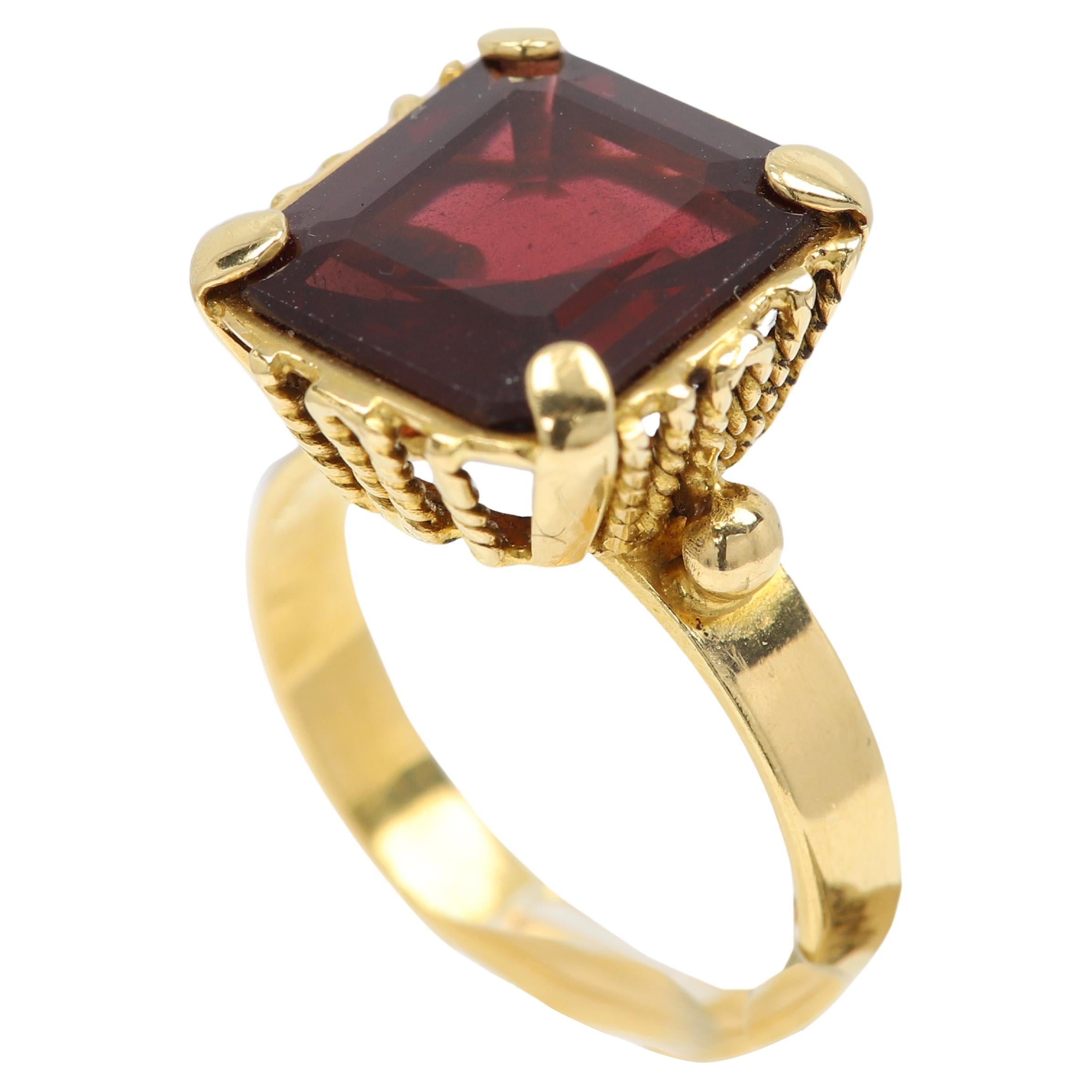 Anillo Granate Cuadrado Natural Oro Amarillo 14 Kilates Granate Vintage en venta