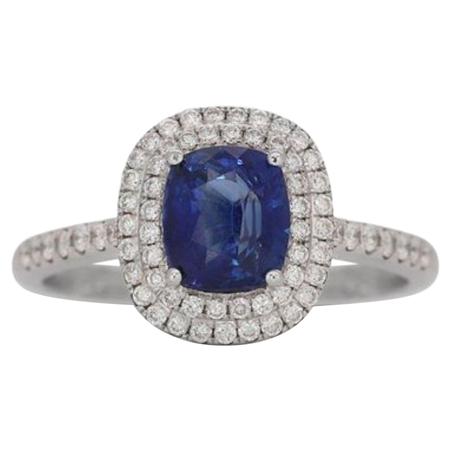 Anillo de diamantes con halo de zafiro en oro blanco de 18 quilates