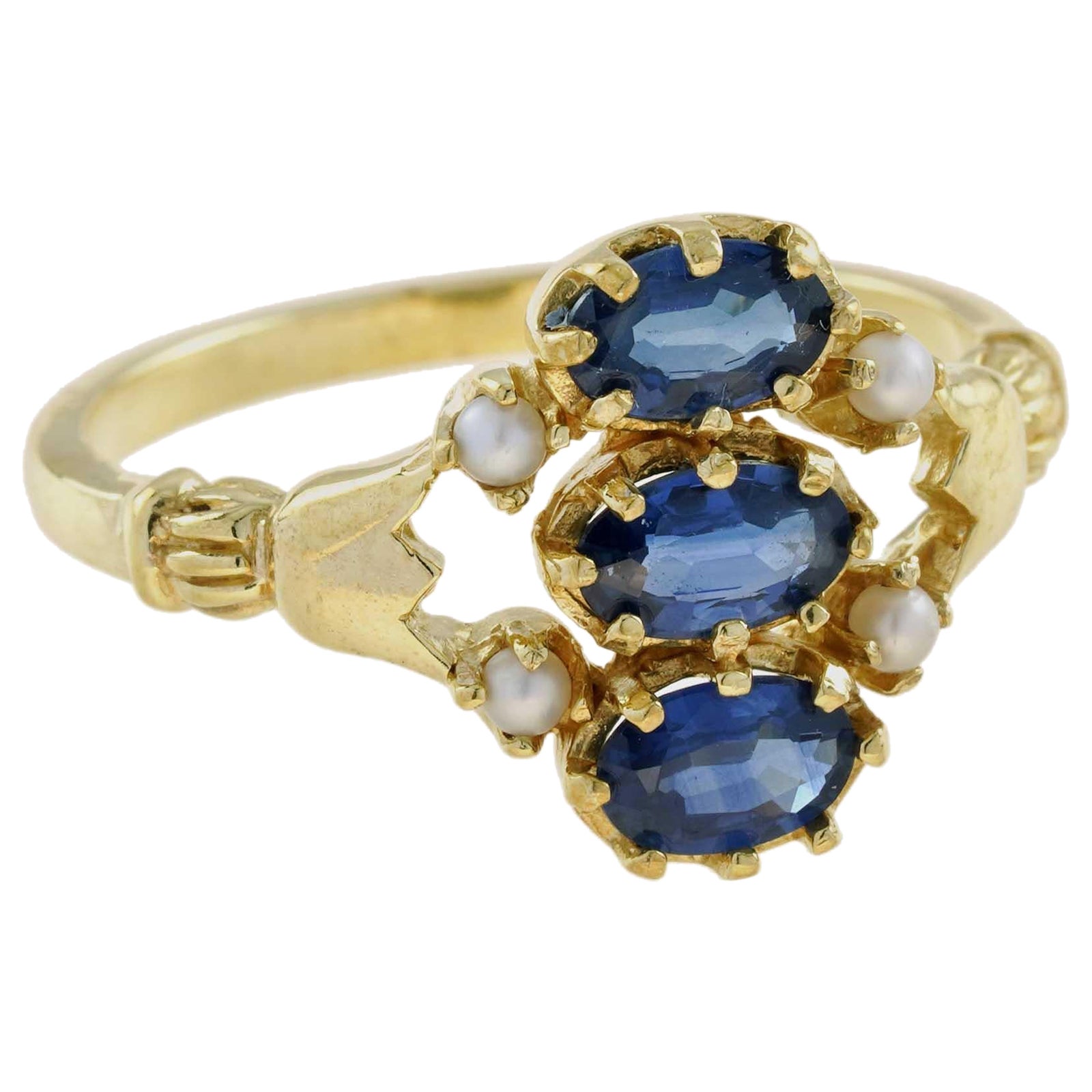 Im Angebot: Natürlicher blauer Saphir und Perle Vintage-Stil drei Stein-Ring in massivem 9K Gold ()