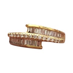 Bague habillée en or jaune 18 carats avec diamant taille baguette. Poids des diamants : 1,25 ct.
