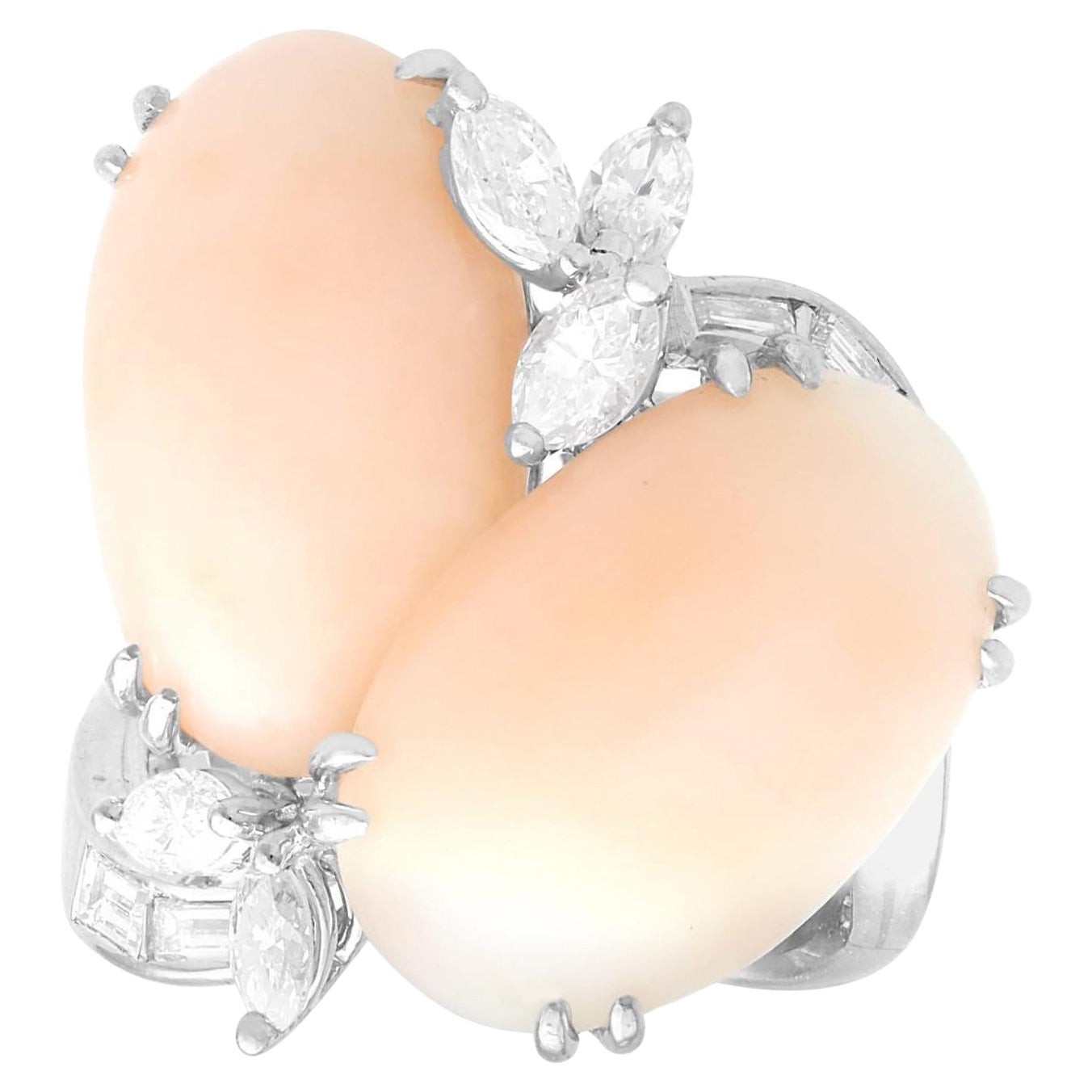 Anillo de vestir italiano vintage de coral rosa de 10,20 quilates y diamante de 0,85 quilates, en platino