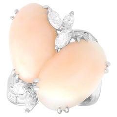 Anillo de vestir italiano vintage de coral rosa de 10,20 quilates y diamante de 0,85 quilates, en platino