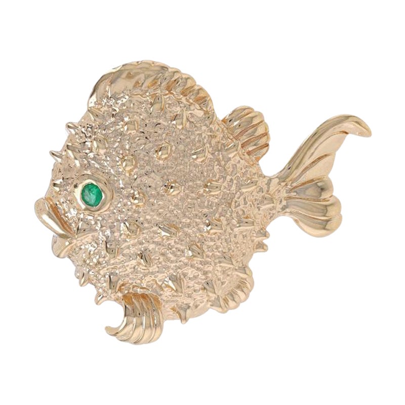 Yellow Gold Emerald Fish Brooch - 14k Round Aquatic Life Puffer Pin For Sale
