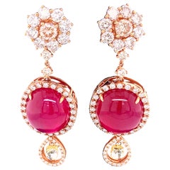 Boucles d'oreilles en or avec rubis cabochon de 42,02 carats, diamants roses et briolette de diamants