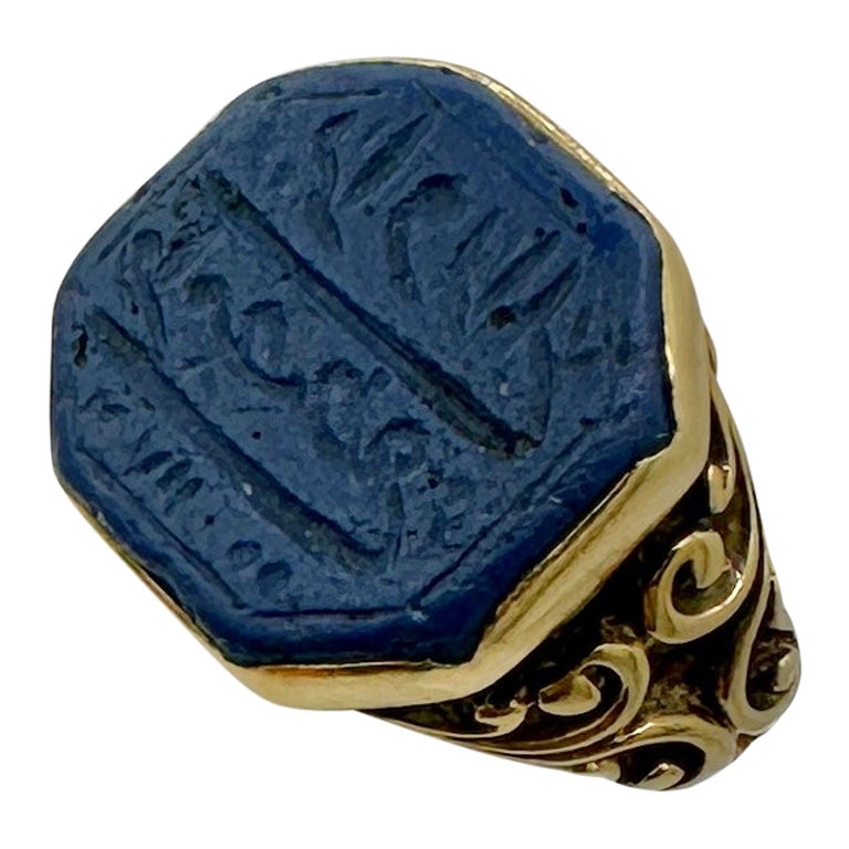 Bague Heiroglyphique arabe néo-égyptien ancienne en or 18 carats et lapis-lazuli en vente