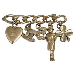 2002 Chanel 02P Goldfarbene CC Logo Herz Nummer Fünf Kleeblatt Charm Bar Brosche