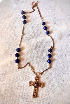 Collier cruciforme en lapis et métal doré