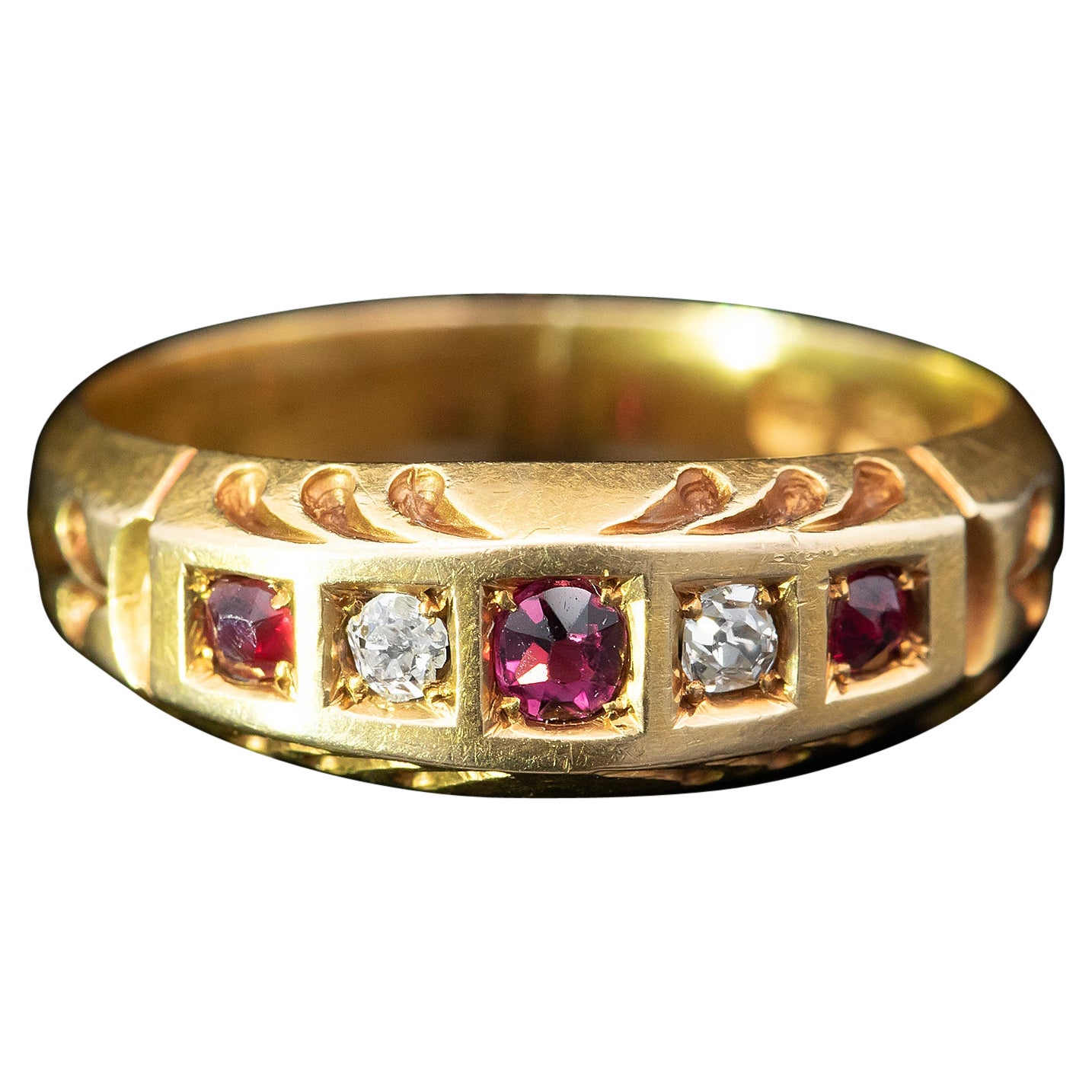 Viktorianischer Ring mit Rubin und Diamantbesatz, gestempelt Birmingham 1887 im Angebot