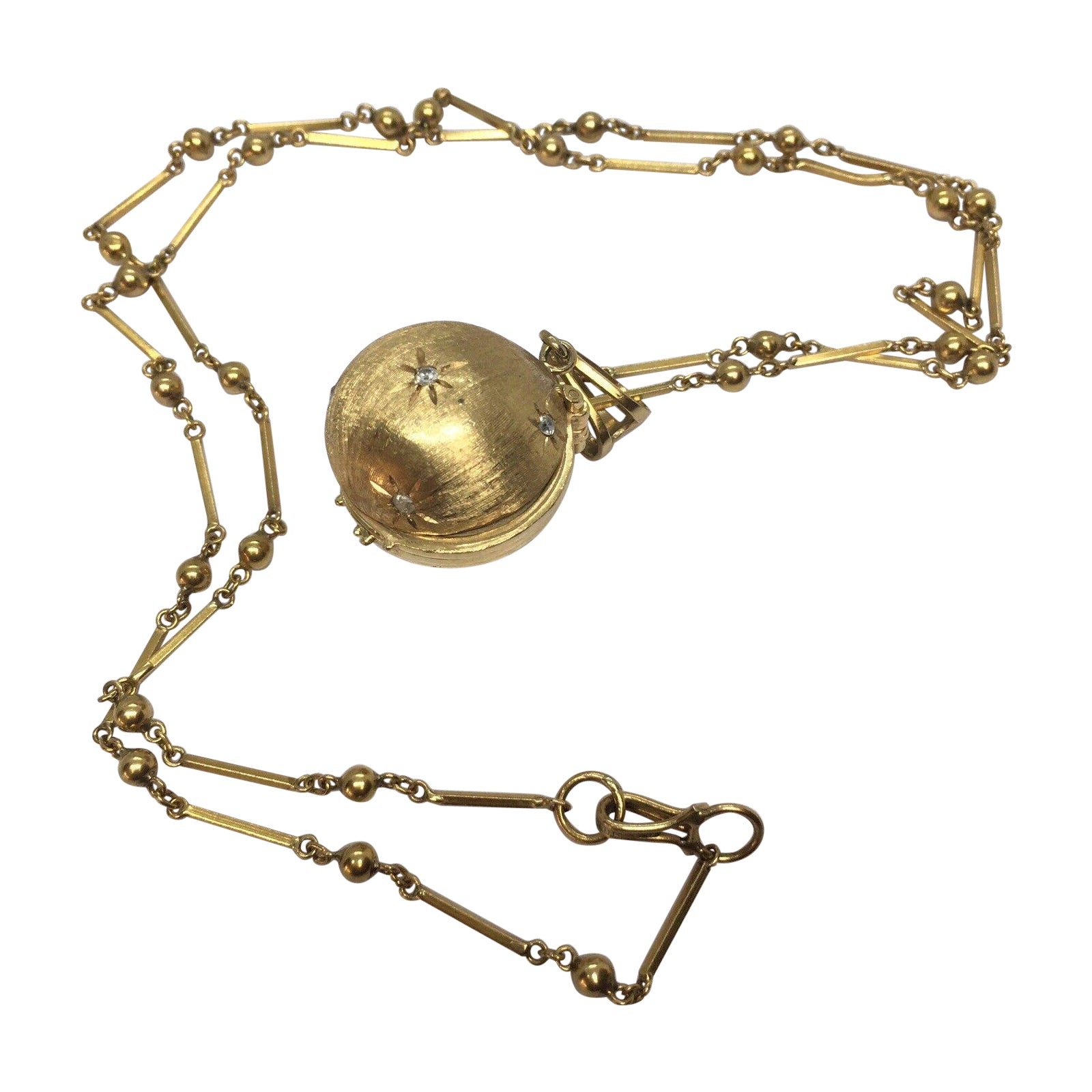 Retro 1940s 14K Gold Globe Shaped Locket Charm Pendentif 18K Handmade 24 Chain en vente