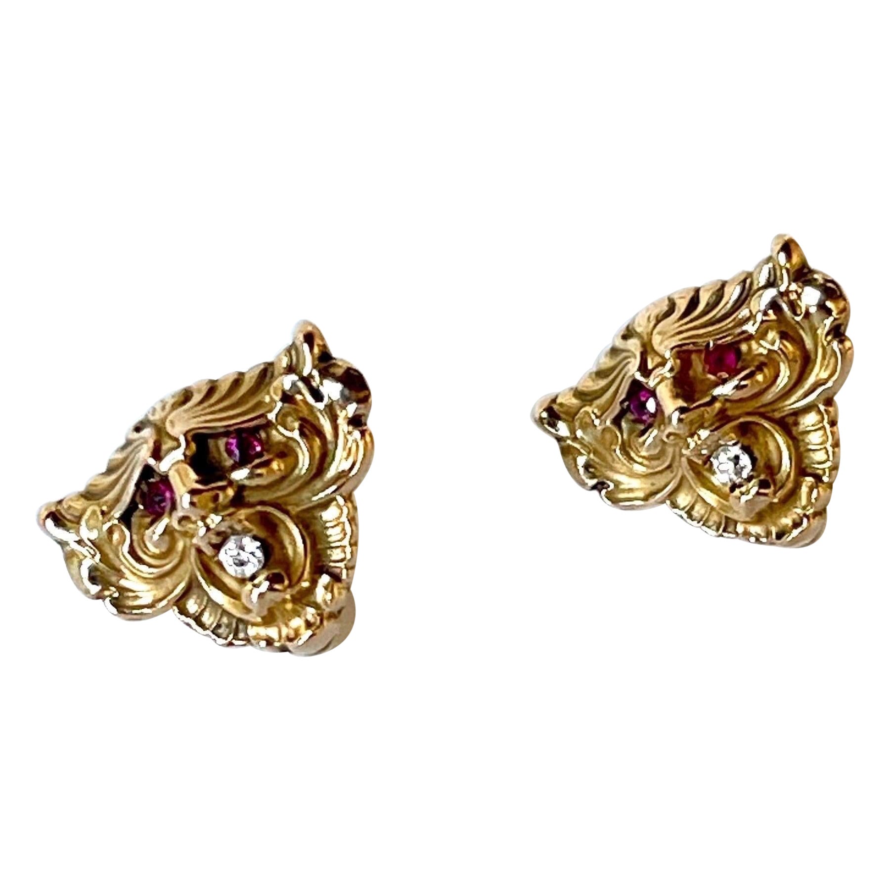 Clous d'oreilles anciennes Art Nouveau tête de lion en or, diamants et rubis C 1900 en vente