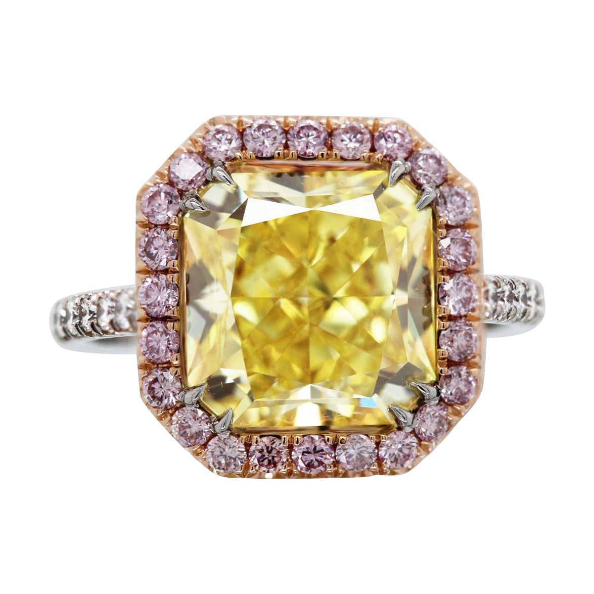 Anello di fidanzamento con diamante giallo radiante di 5+ carati GIA Fancy Vivid Diamond Pink Diamond 18k