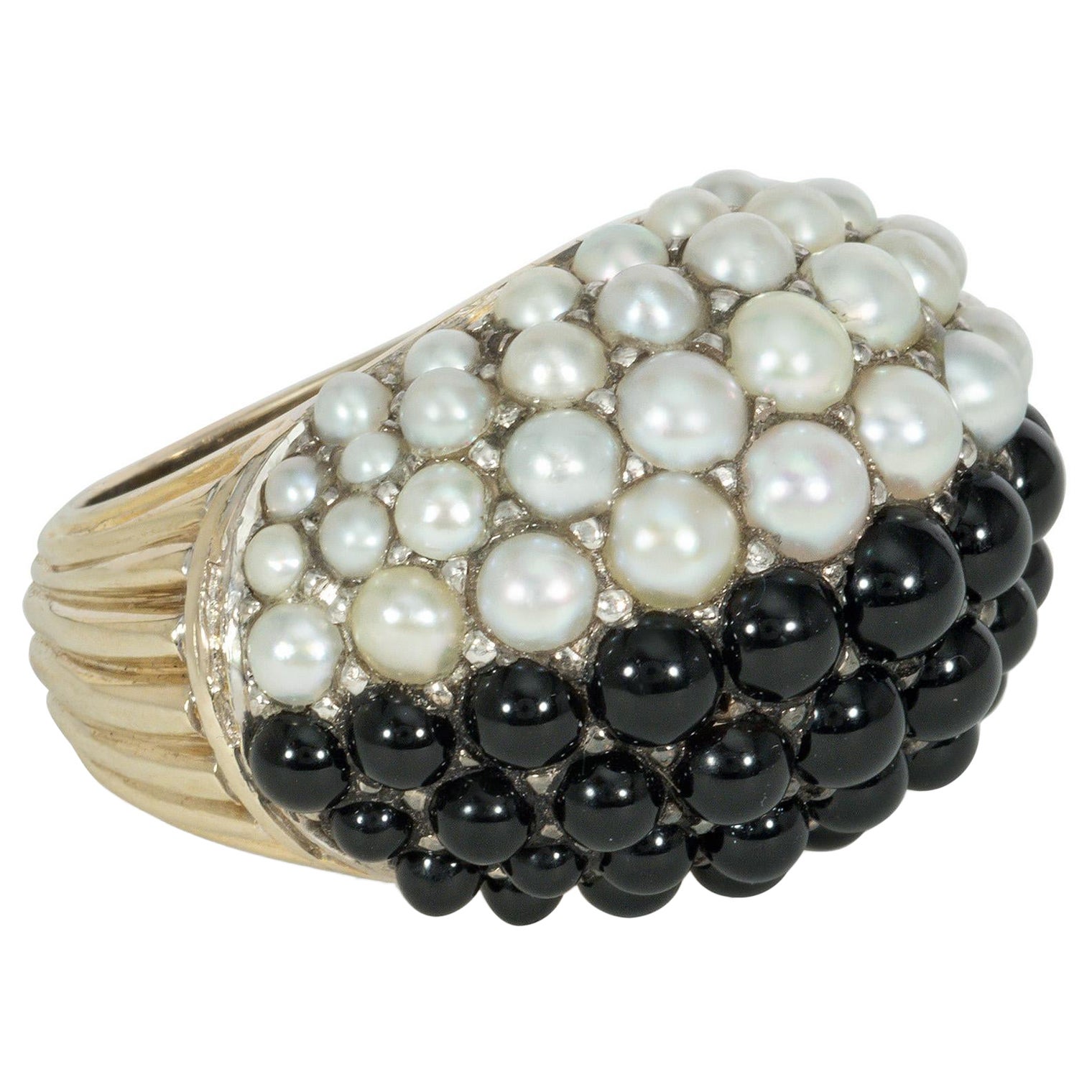Französischer Bombé-Ring aus Gold, Onyx und Perlen aus der Jahrhundertmitte