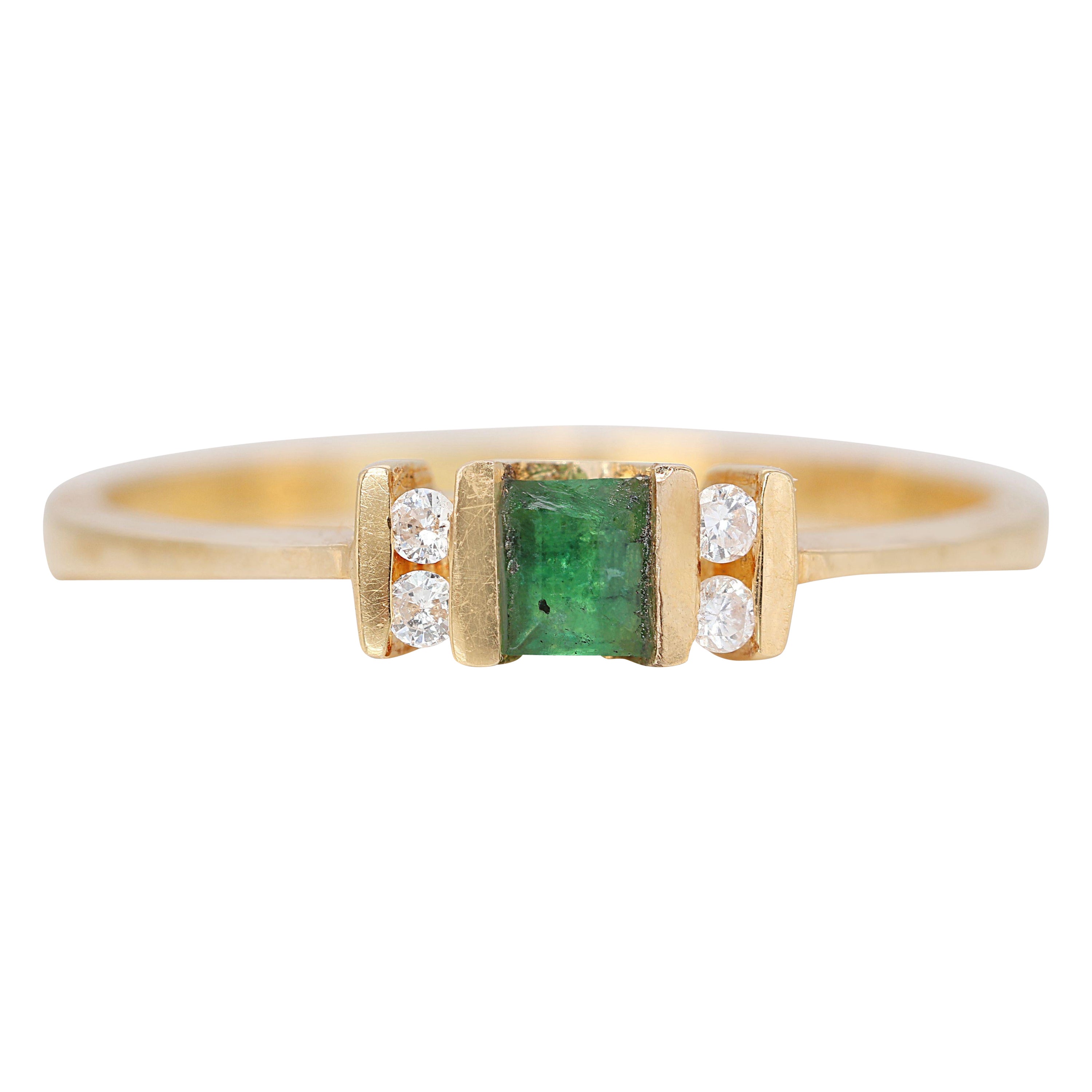 Exquisite 3-stone Emerald Diamond Ring in 18K Yellow Gold For Sale
