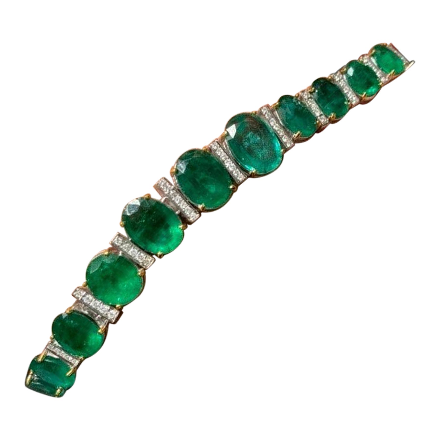 42 Karat Oval geformtes Armband mit Smaragd und Diamanten im Angebot