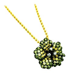 Pendentif à petite fleur avec saphir jaune, vert et diamant